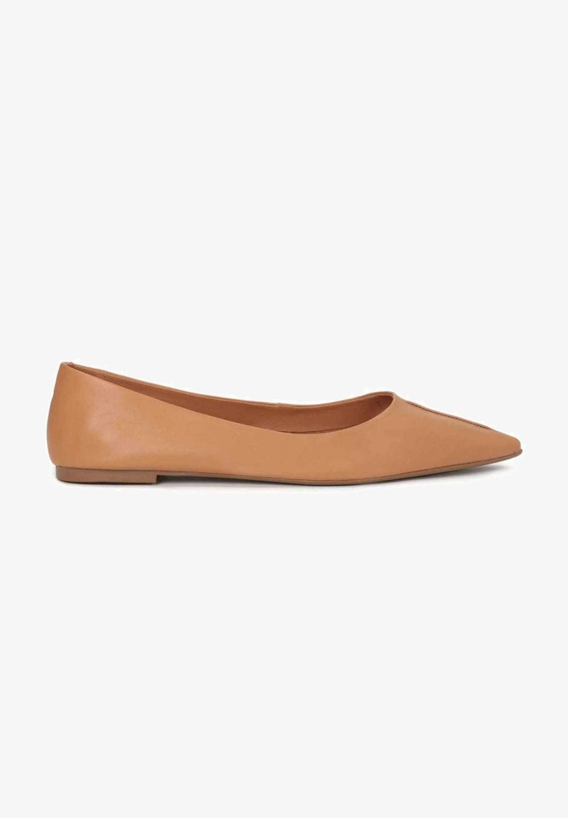Chaussure plate en cuir fauve à bout pointu avec petit talon et finition lisse, vue de côté sur fond blanc.
