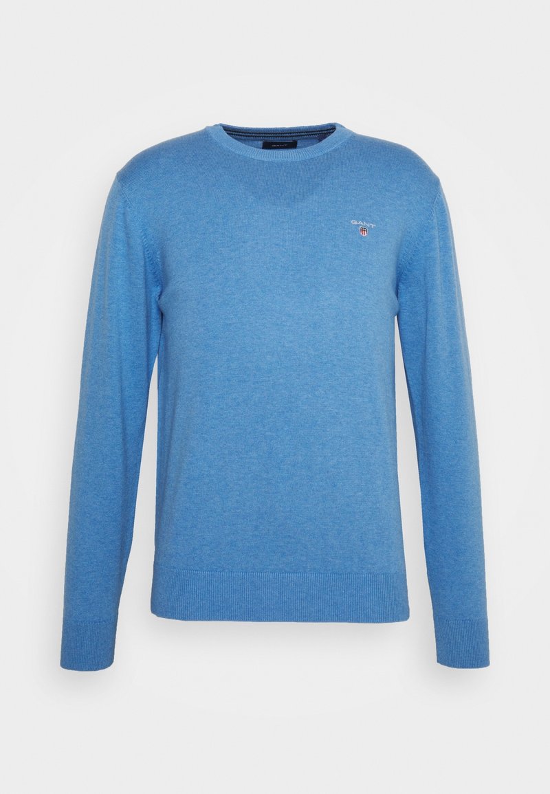 Pull bleu clair à col rond avec manches longues et petit logo Gant sur le côté gauche de la poitrine, présenté sur un fond uni.