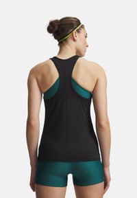 Μαύρο αθλητικό τοπ χωρίς μανίκια με υφή διχτυού και σχέδιο racerback. Φορεμένο πάνω από ένα αθλητικό σουτιέν σε τυρκουάζ, σετ με ταίριασμα σορτς τυρκουάζ.