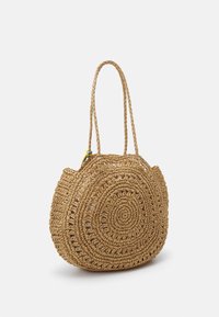 Sac à main en paille tissée de forme circulaire, présentant une couleur brun naturel, deux poignées tordues et un motif texturé sur l'ensemble.