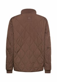 Brązowa pikowana kurtka z prążkowanym kołnierzem i mankietami, z wzorem diamentowych przeszyć oraz małą, umieszczoną na środku logo naszywką na górnej części pleców.
