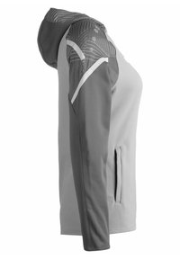 Felpa grigia con maniche a motivi textured di un grigio scuro, dotata di una tasca frontale e una vestibilità morbida, evidenziando accenti neri a contrasto.