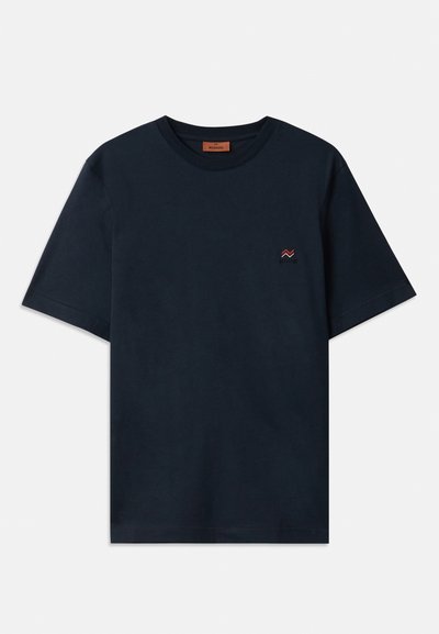 Mørkeblå bomulls t-skjorte med rund hals og korte ermer. Har en liten rød og hvit sikksakk-logo på brystet.