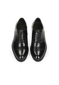 Fekete bőr alkalmi cipő sima felülettel, cap-toe kialakítással és hatlyukú fűzős megoldással. Finom varrási részletekkel díszítve.
