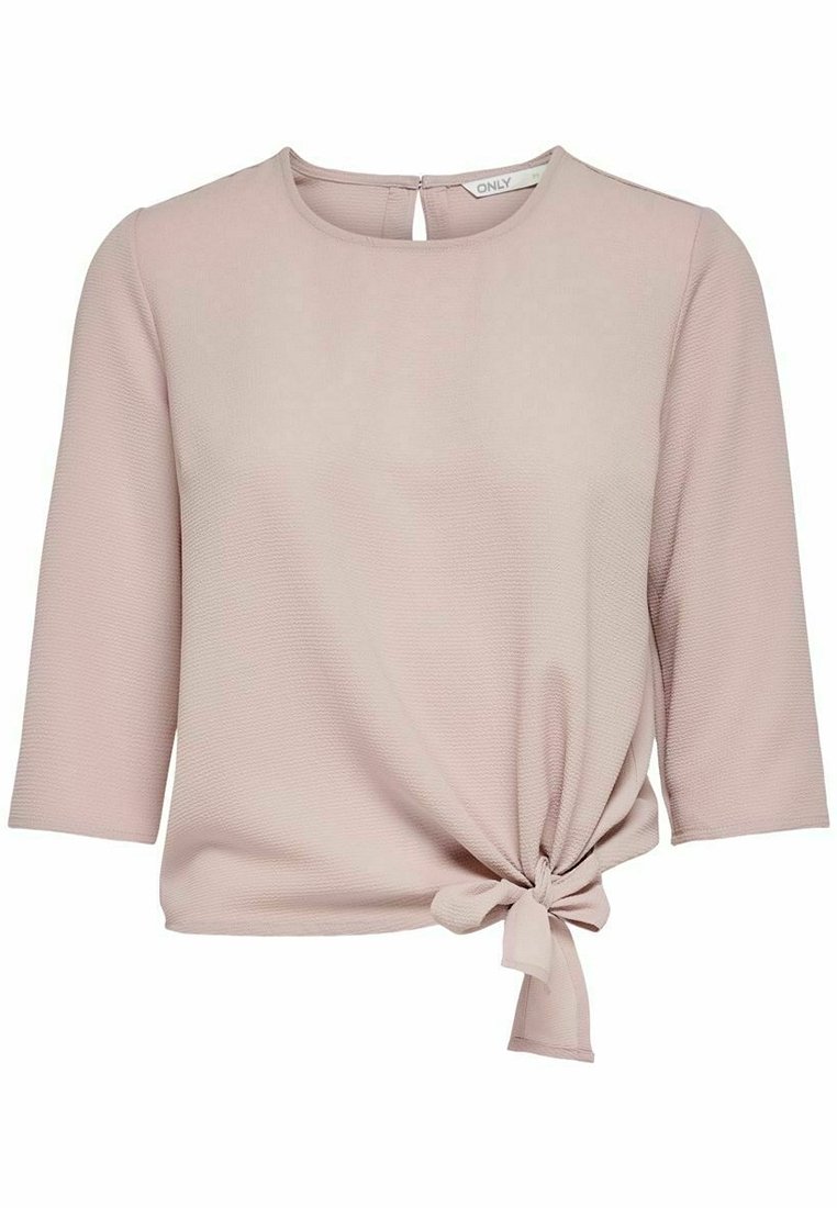 Blouse rose clair à manches trois-quarts, encolure ronde, avec un détail de nœud à la taille. Tissu texturé avec une coupe décontractée.