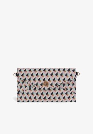 Enveloppe-stijl portemonnee van gemusterd stof; voorzien van geometrische vormen in roze, bruin en blauw; klap met gouden afwerking; zwarte stikselaccenten.