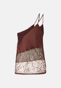 Camisola bordeaux in materiale satinato, design asimmetrico, pannello in pizzo nella parte inferiore, spalline sottili e regolabili, con dettagli decorativi in perline.