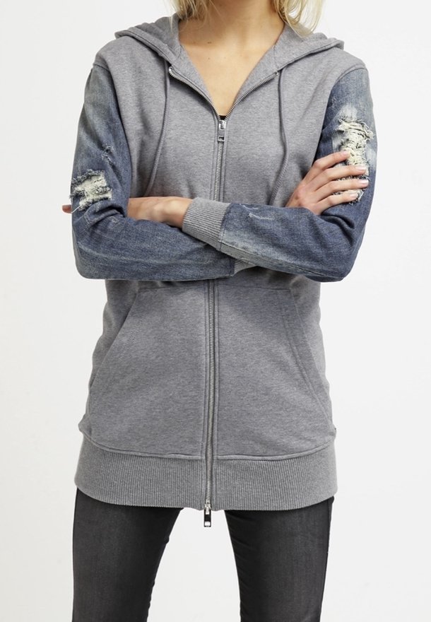 Felpa grigia con zip e maniche in denim, dettagli effetto usurato e polsini a coste. Presenta una zip frontale e un cappuccio per un maggiore comfort.