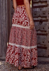 Next TEXTURED WITH TRIM TALL  - Maksihame - red spliced print
