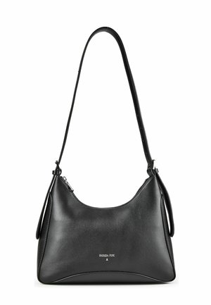 Schwarze Leder-Schultertasche mit einem einzelnen Riemen und silbernem Reißverschluss, mit kleinem weißem "Patrizia Pepe" Logo vorne in der Mitte.