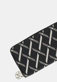 Portafoglio nero con un motivo geometrico in grigio e argento, con i loghi "Armani Exchange" e "AX". Tessuto liscio con chiusura a zip e un ciondolo in metallo.