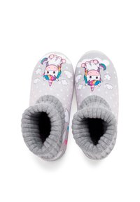Chaussons en tissu gris avec un bord en tricot doux, arborant un design coloré de licorne et des motifs de nuages sur un fond à pois.