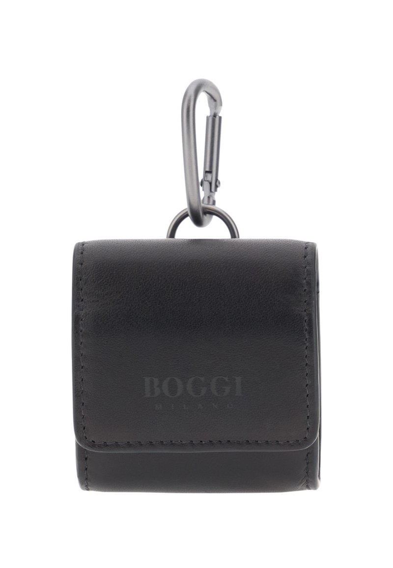 Portefeuille en cuir noir avec une fermeture à boucle et un mousqueton, présentant une texture lisse et un logo embossé, de forme rectangulaire compacte.