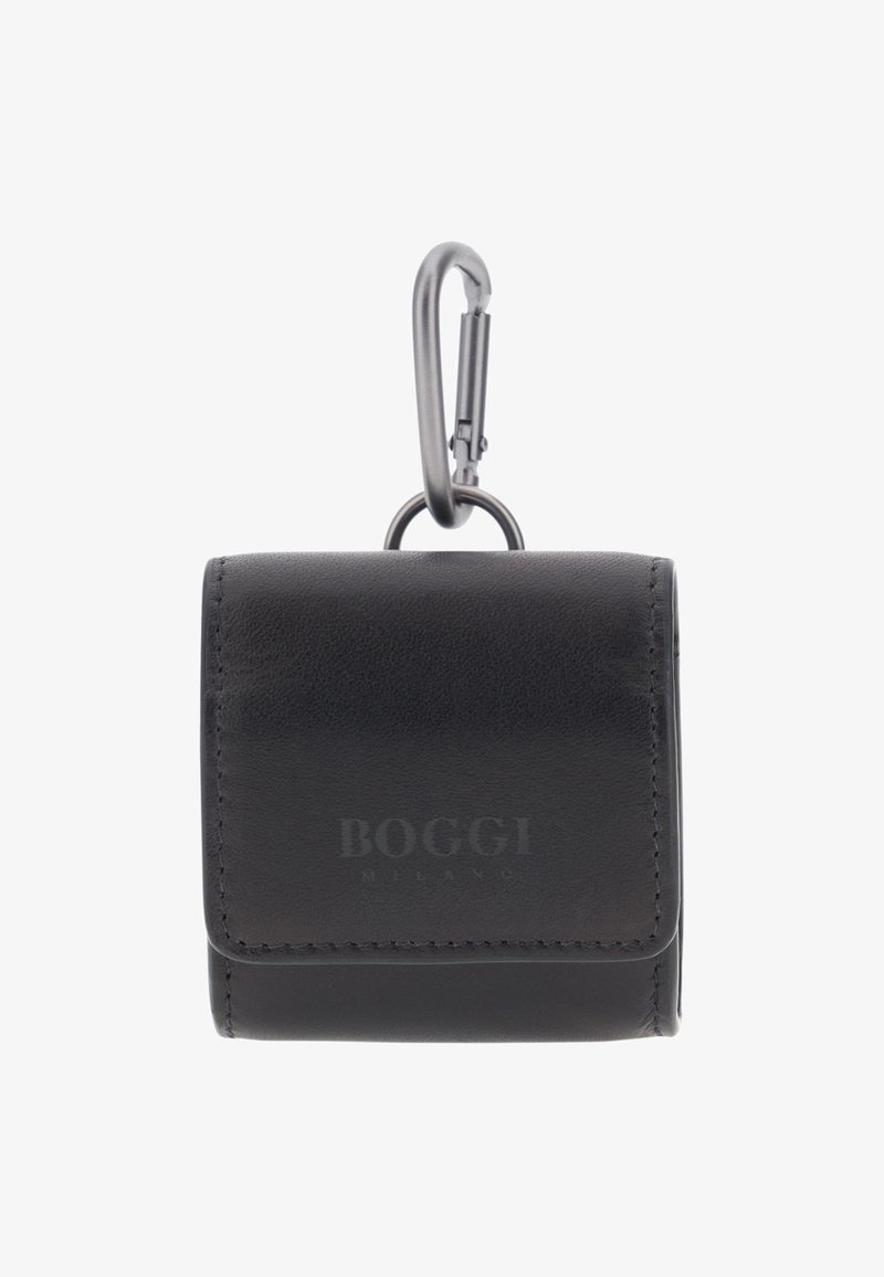 Portefeuille en cuir noir avec une fermeture à boucle et un mousqueton, présentant une texture lisse et un logo embossé, de forme rectangulaire compacte.