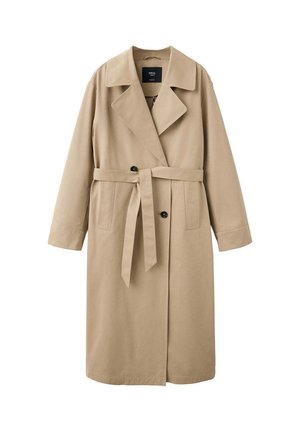 Gabardina larga beige con solapas anchas, cinturón en la cintura, dos bolsillos delanteros y botones negros, mostrada sobre fondo blanco.