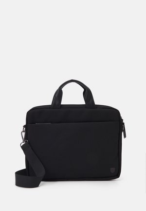 Zwarte rechthoekige laptoptas met korte handvatten, een afneembare schouderriem en een voorvak met rits tegen een effen lichte achtergrond.