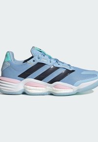 Zapatillas deportivas de color azul claro con parte superior de malla, rayas marinas, acentos rosas y talón texturizado. Cuenta con una suela acolchada para mayor soporte.