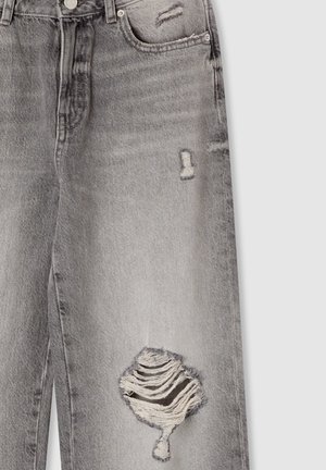 Jeans grigi con effetto vissuto, caratterizzati da un strappo sfilacciato al ginocchio, chiusura con bottone e zip, e design a cinque tasche con una texture scolorita.