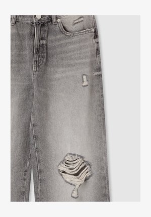 Jeans grigi con effetto vissuto, caratterizzati da un strappo sfilacciato al ginocchio, chiusura con bottone e zip, e design a cinque tasche con una texture scolorita.