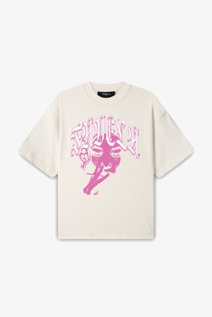 Cremefarbenes T-Shirt mit kurzen Ärmeln, das ein pinkfarbenes Grafikdesign eines Gesichts mit Zigarette und stilisiertem Text darüber zeigt. Klassische Rundhals-Silhouette.