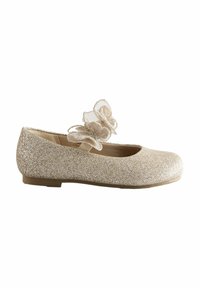Glittriga guld ballerinas med rund tå, platt sula och två tygblommor på remmen. Slät textur med skimrande detaljer.