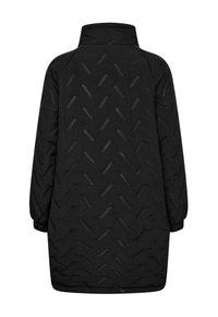 Zwarte gewatteerde jas met een hoge kraag, voorzien van een textuurpatroon van verhoogde lijnen en een losse pasvorm. Elastische manchetten verhogen het comfort.
