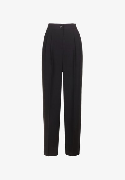 Črne krojene hlače z visokim pasom, ki vključujejo sprednje nabore, ravno sprednjo stran in en gumb na zapiranju. Narejene iz gladkega tkanine.