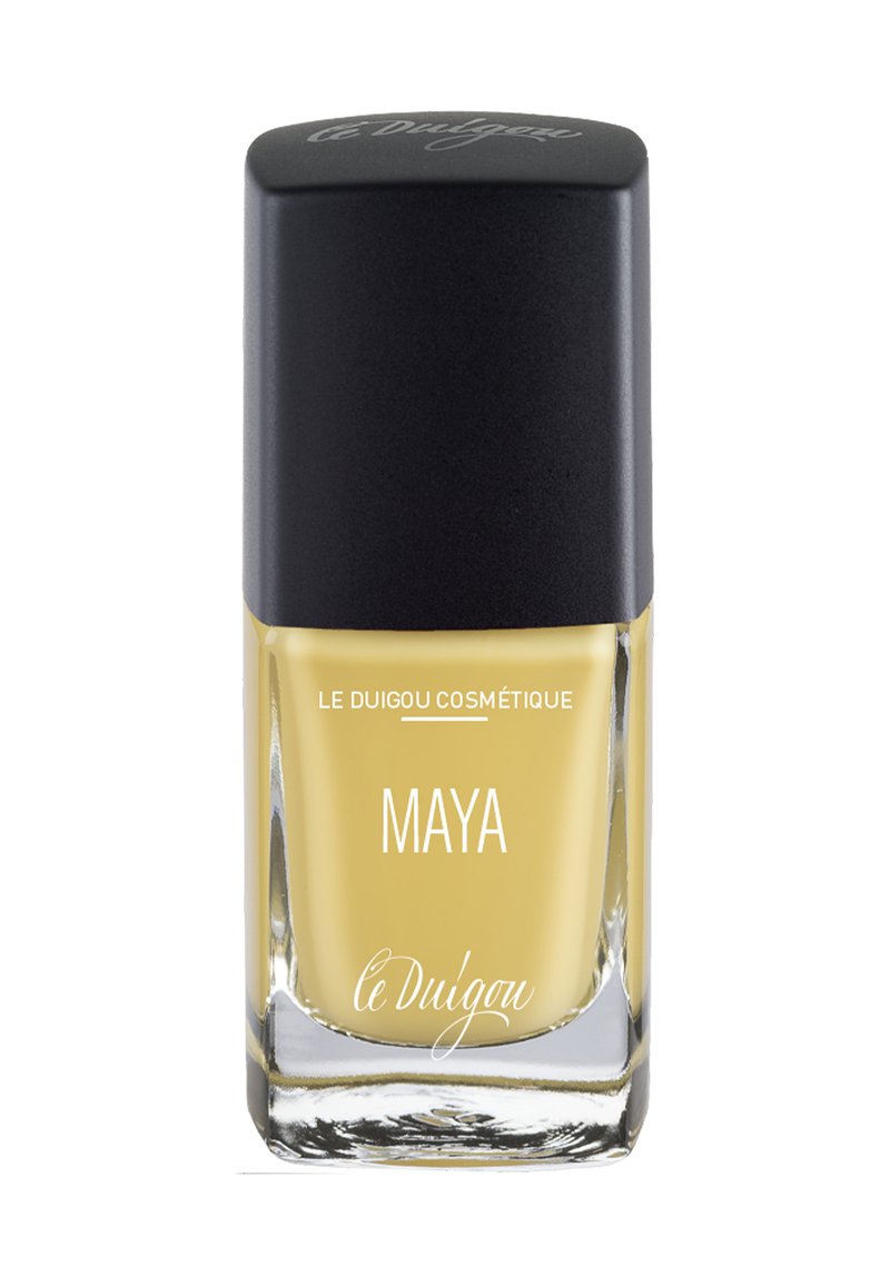 Nagellackflasche mit einem quadratischen, schwarzen Deckel. Glasbehälter gefüllt mit einem durchscheinenden gelben Lack. Text: "MAYA" und "le Duigou cosmétique."