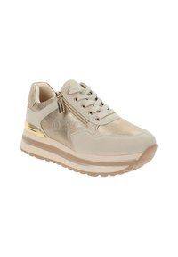 Zapatilla con parte superior en beige claro que presenta acentos metálicos, cierre con cordones y cremallera lateral; suela elevada con detalles en plata.