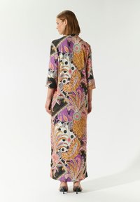 Abito kimono lungo e con motivo, caratterizzato da vivaci design floreali e geometrici multicolori su uno sfondo scuro. Tessuto morbido, lunghezza fino alla caviglia.