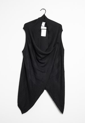 Schwarzer, gestrickter, ärmelloser Cardigan mit drapiertem Vorderteil und offenen Kanten, aufgehängt an einem schwarzen Kleiderbügel vor weißem Hintergrund.