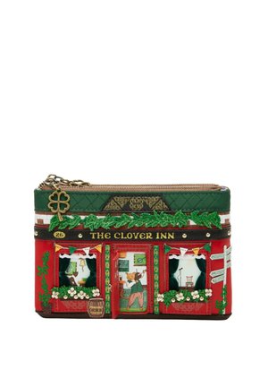 Monedero con forma de fachada de un pub irlandés rojo y verde, "The Clover Inn", con trébol decorativo, enredaderas, flores y un gato tocando el violín.