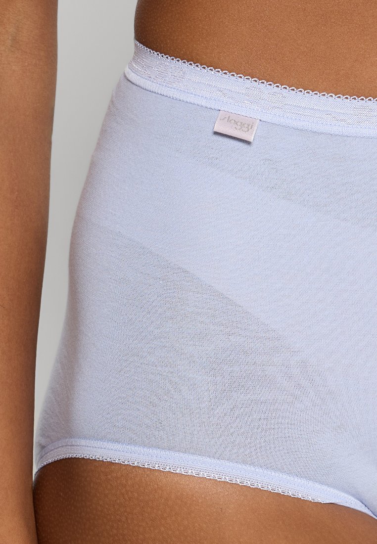 Helle lila, hochgeschnittene Unterwäsche mit glatter Textur, weichem elastischem Bund und einem kleinen Logo-Tag an der Seite.