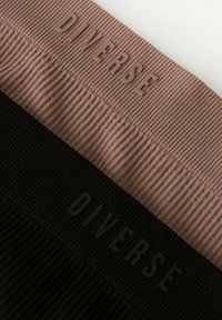 Dwie pary elastycznych pasków w kolorze brązowym i czarnym, z wytłoczonym słowem "DIVERSE" z przodu.