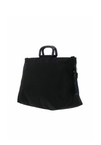 Sac fourre-tout en tissu noir avec une poignée noire brillante, doté d'une fermeture éclair et d'un logo latéral en accent. Forme rectangulaire simple et surface texturée.