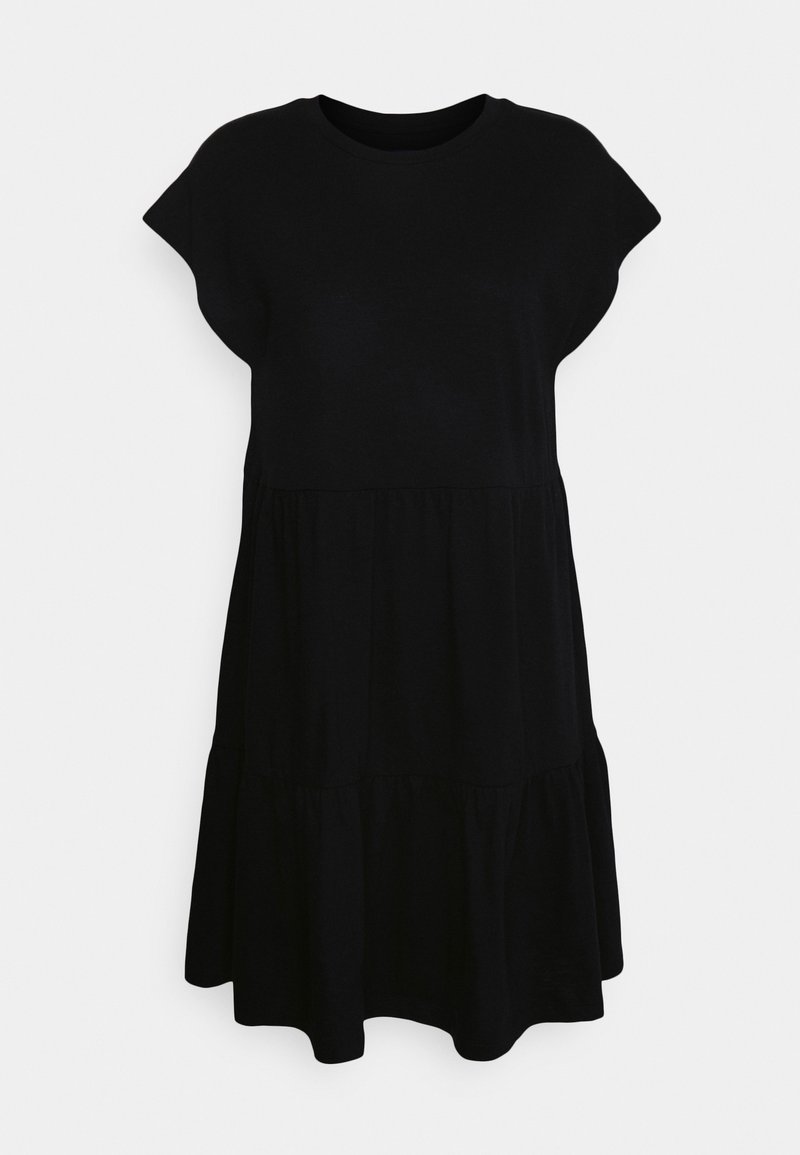 Czarna sukienka z krótkim rękawem, wykonana z miękkiego materiału, z warstwowym wzorem, rozszerzającym się ku dołowi i okrągłym dekoltem.