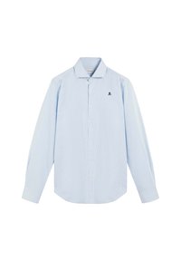 Camisa de manga larga a rayas de color azul claro con collar abotonado, que presenta un pequeño logo bordado en el pecho. Textura de tela suave.