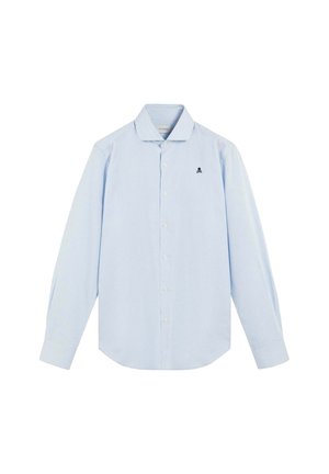 Camisa de manga larga a rayas de color azul claro con collar abotonado, que presenta un pequeño logo bordado en el pecho. Textura de tela suave.
