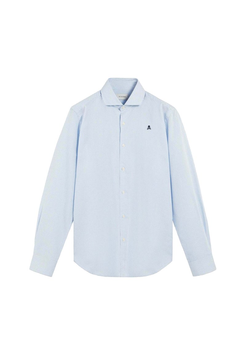 Camisa de manga larga a rayas de color azul claro con collar abotonado, que presenta un pequeño logo bordado en el pecho. Textura de tela suave.