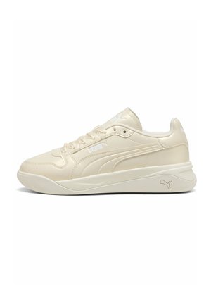 Kremowe niskie trampki Puma z przodu na sznurowadła, górą z gładkiej skóry i logo Puma po boku oraz na podeszwie.