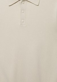 Maglia polo beige in maglia con colletto e tre bottoni beige sulla patta, senza motivi o loghi visibili.