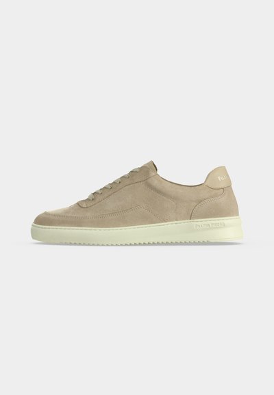Sneakers beige en daim à tige basse avec lacets à l'avant, semelle en caoutchouc crème et un marquage subtil au talon et sur le côté.