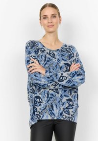 Pull en nuances de bleu avec un motif floral, fabriqué en tissu doux ; il présente un col rond et des manches longues, avec une coupe décontractée.