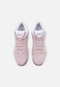 Svetloružové športové topánky s sieťovaným zvrškom, bielymi akcentmi a plochými šnúrkami. Pozoruhodné logo Asics na boku a polstrovaný jazyk.