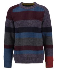 Gruba dzianinowa sweter z szerokimi poziomymi paskami w burgundzie, szarości, niebieskim i purpurowym; ściągacze przy mankietach i kołnierzu z żółtymi i czerwonymi akcentami.