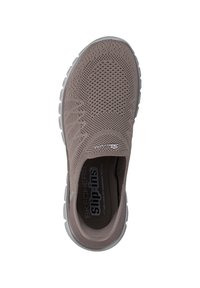 Hellbraune Mesh-Slipper mit strukturiertem Obermaterial und grauer Sohle. Verfügt über eine luftdurchlässige Memory-Schaum-Einlegesohle, nahtloses Design und keine sichtbaren Verschlüsse.