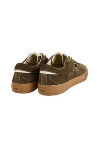 Sneaker in suede marrone con accenti bianchi e dettagli cuciti. Suola in gomma spessa e logo sul tallone. Design con punta arrotondata.