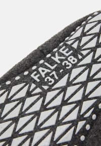 Pantofole grigie con suola in gomma bianca con motivo a diamante, e il nome del marchio "FALKE" insieme alla taglia "37-38" stampati di lato.