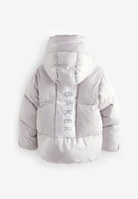 Hellgraue Steppjacke mit Kapuze, mit einer glänzenden Rückseite, auf der "BAKER" steht. Die gesteppte Textur sorgt für Volumen und Wärmeisolierung.