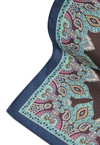 Jedwabny szalik z ciemnym tłem, ozdobiony skomplikowanymi wzorami paisley w turkusowych, różowych i beżowych akcentach wzdłuż brzegów.